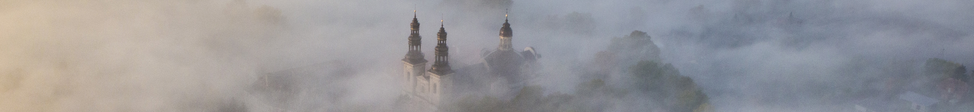 Ląd nad Wartą – widok z lotu ptaka na klasztor we mgle